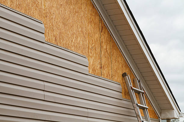 Professional Siding Repair technician working in Wantagh, NY